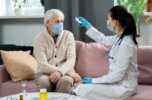 من الحمى إلى المتابعة الطبية: كيف تعيد خدمات الطبيب عند الطلب تعريف الرعاية الصحية المنزلية